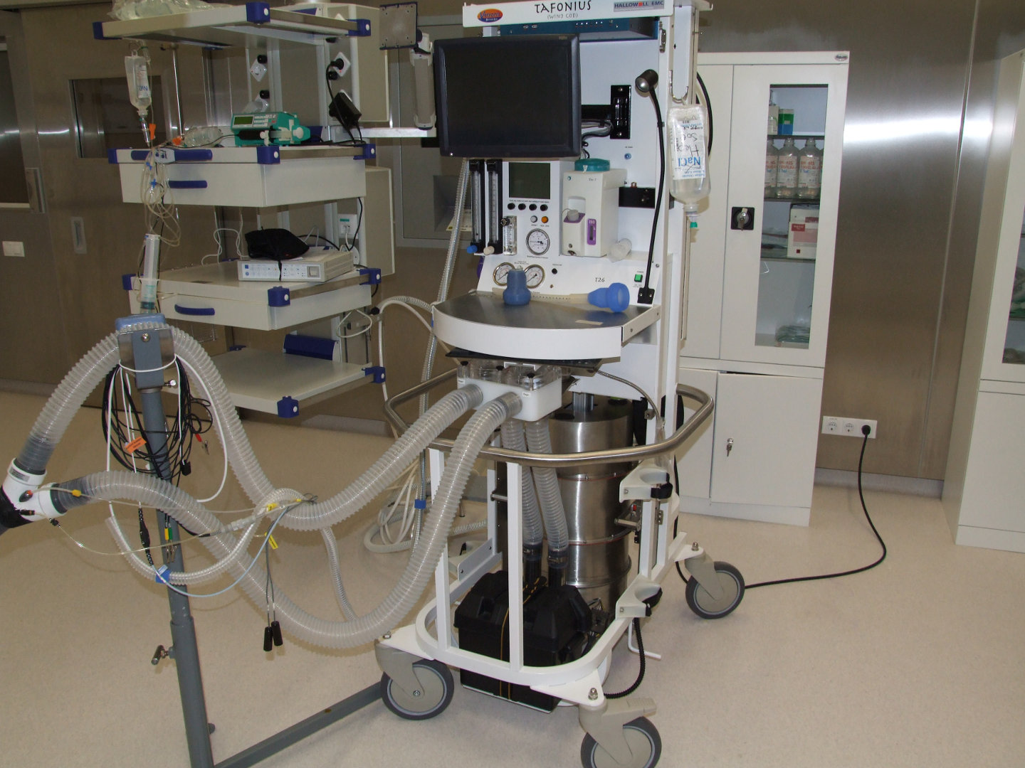 gas anesthesia apparatus with fans and monitor for physiological functions