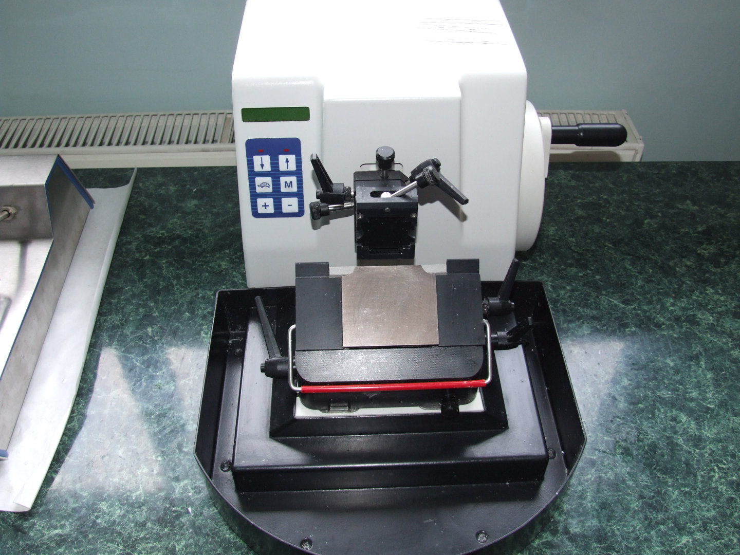 Semi-automatic microtome; Cassette holder clamp and disposable razor blade table