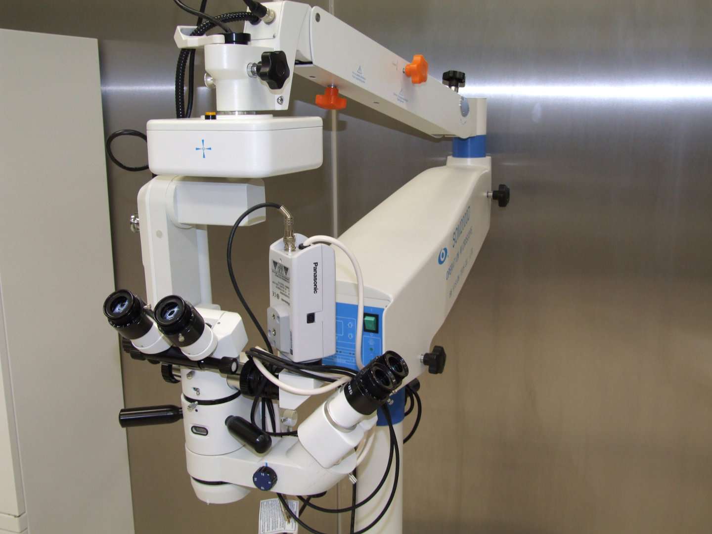 Operation microscope with coaxial light