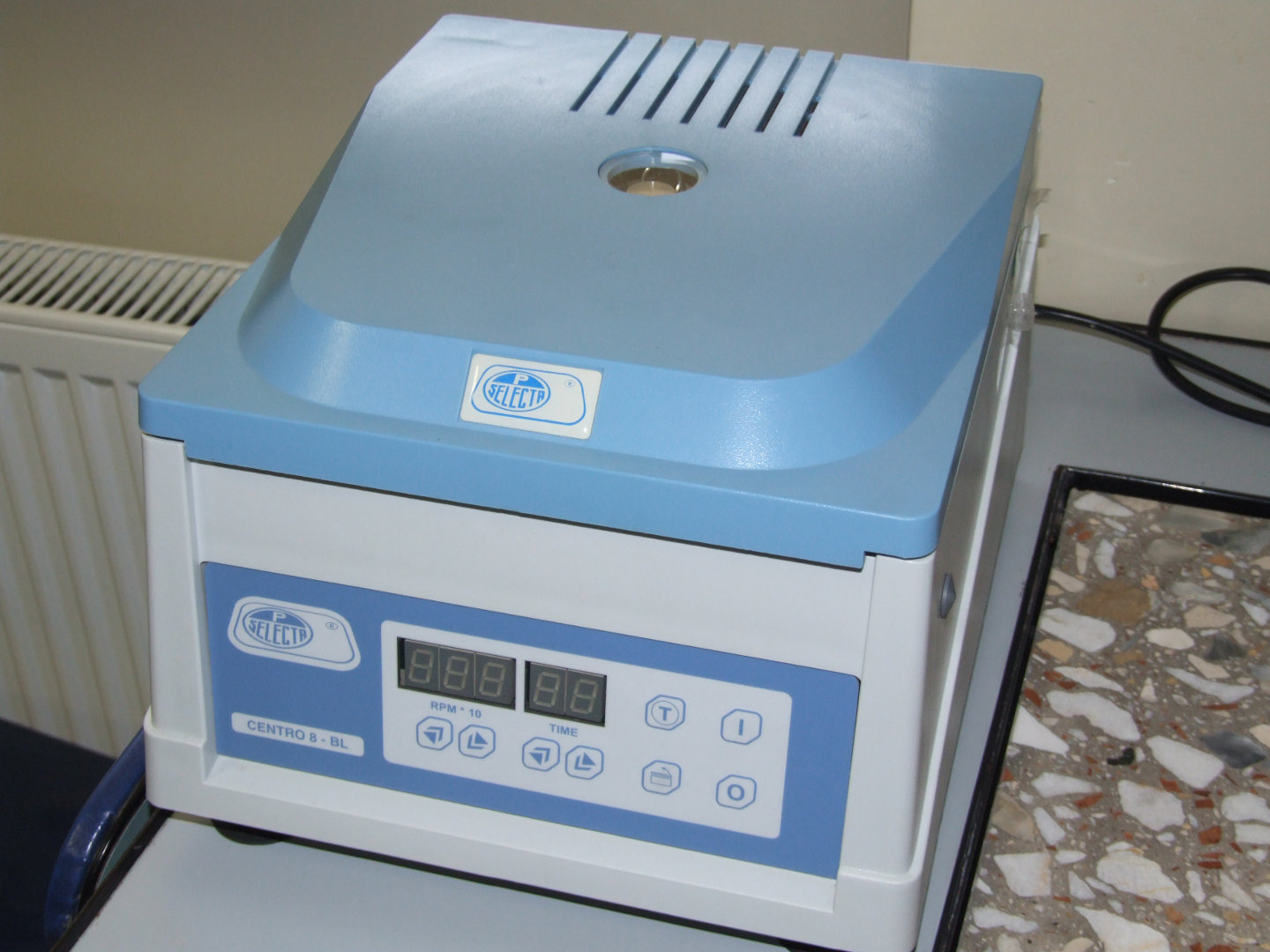 Electronic-digital control centrifuge